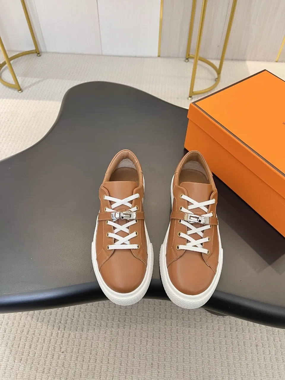 Men's Men's Shoes💰620❤️❤️❤️HERMES 2021 latest Kelly buckle white sneakers are online! The highest version on the market! Purchasing level quality! The H family rarely produces flat casual shoes, and they are styled with classic palladium-plated Kelly shoe buckles! Create a fashionable urban look that perfectly embodies the noble and elegant style of Hermès! Material selection: Fabric imported cowhide, lining + foot pads imported sheepskin, original molded TPU outsole, heavy gold molded kelly buckle full of texture Size: Female: 35-41 (41 is not returnable) Male: 39-45 (45 is not returnable)